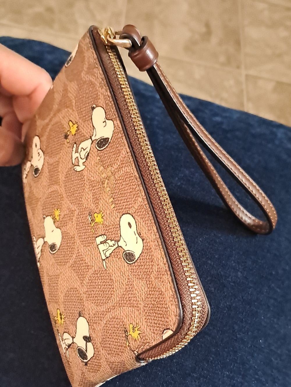 Coach × Peanuts Snoopy Wristlet - Picture 3 of 8
